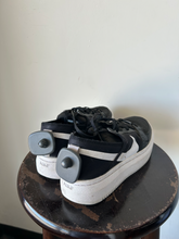 Load image into Gallery viewer, Nike Womens Athletic Shoes Womens 8
