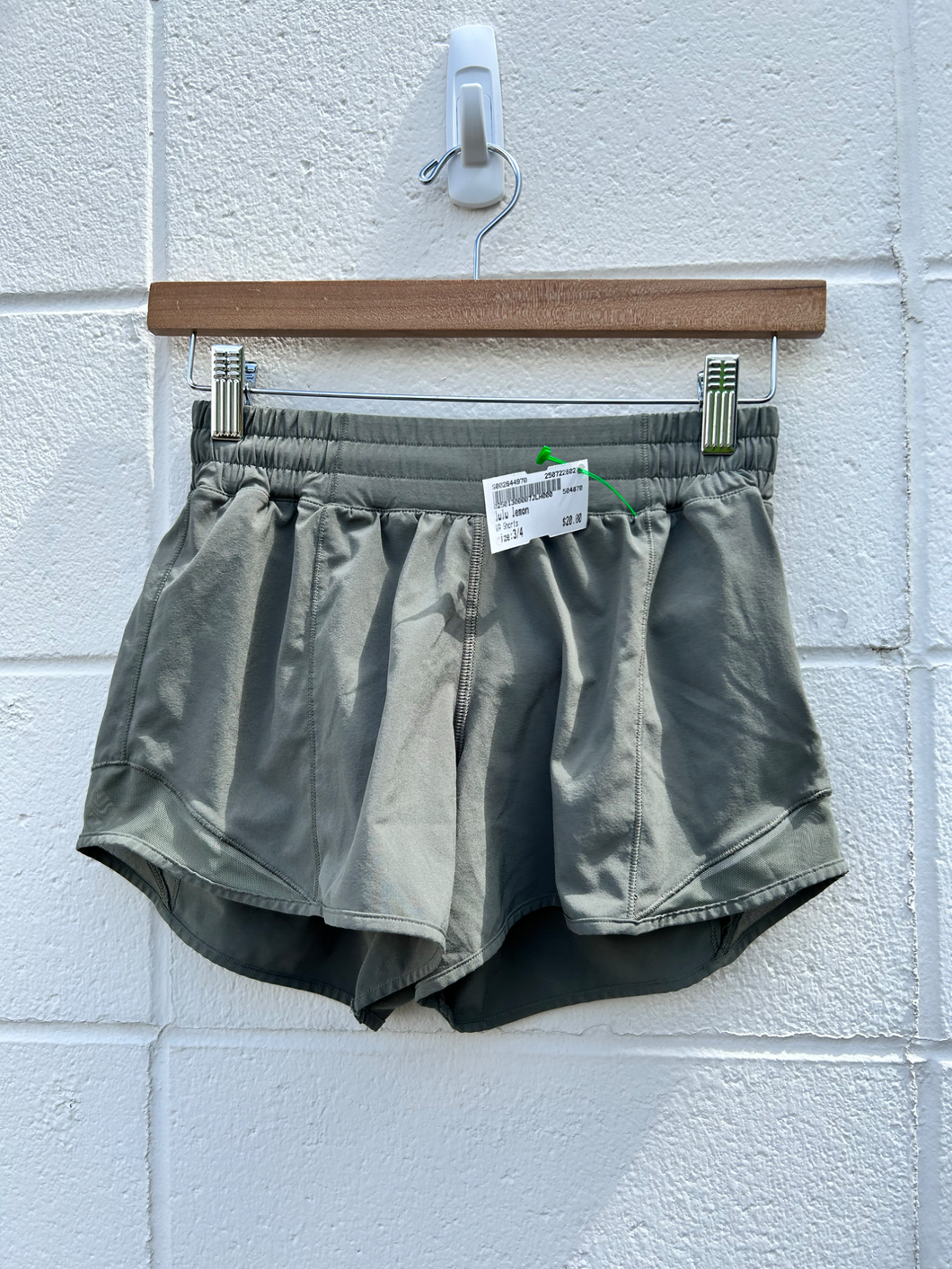 Lulu Lemon Athletic Shorts Size 3/4