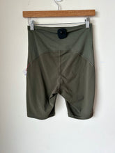 Load image into Gallery viewer, Lulu Lemon Athletic Shorts Size 3/4
