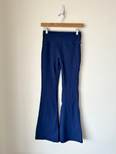 Load image into Gallery viewer, Princess Polly Athletic Pants Size 3/4 (27)
