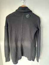 Load image into Gallery viewer, Lulu Lemon Sweater Size Medium
