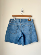 Load image into Gallery viewer, American Eagle Shorts Size 5/6

