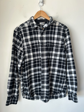 Load image into Gallery viewer, North Face Long Sleeve Top Size Medium

