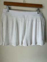 Load image into Gallery viewer, Lululemon Athletic Shorts Size 9/10
