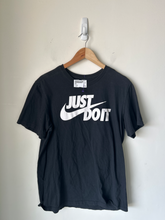 Load image into Gallery viewer, Nike T-shirt Size Medium
