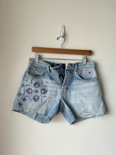 Load image into Gallery viewer, Lucky Brand Shorts Size Small
