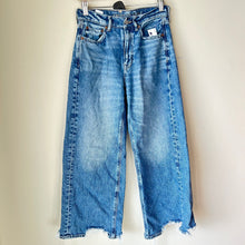 Load image into Gallery viewer, American Eagle Denim Size 2 (26)
