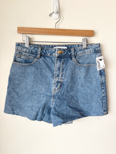 Load image into Gallery viewer, Zara Shorts Size 7/8
