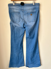 Load image into Gallery viewer, Guess Denim Size 13/14 (32)
