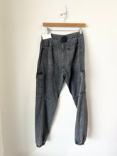 Load image into Gallery viewer, American Eagle Pants Size 5/6 (28)
