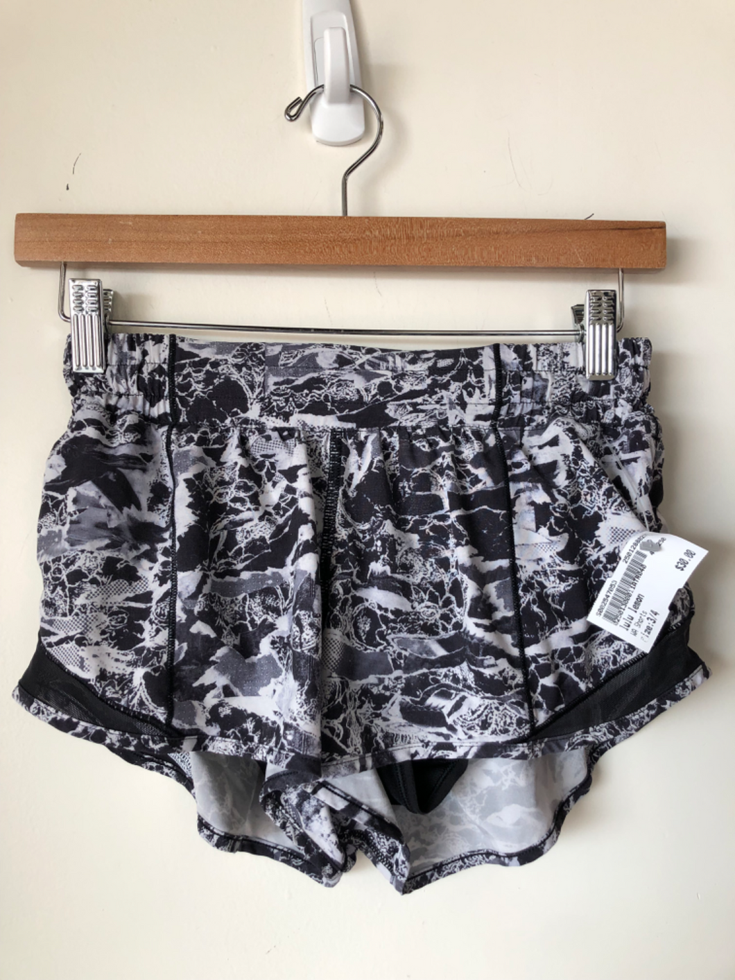 Lulu Lemon Athletic Shorts Size 3/4