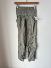 Load image into Gallery viewer, Free People Athletic Pants Size Extra Small
