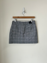 Load image into Gallery viewer, American Eagle Short Skirt Size 5/6
