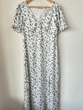 Load image into Gallery viewer, Francesca's Maxi Dress Size Large
