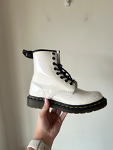 Load image into Gallery viewer, Dr Martens Boots Womens 6
