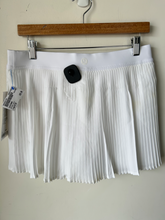 Load image into Gallery viewer, Lululemon Athletic Shorts Size 9/10

