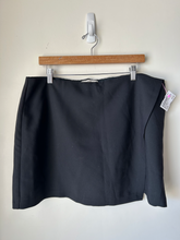 Load image into Gallery viewer, Abercrombie &amp; Fitch Short Skirt Size Extra Large
