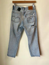 Load image into Gallery viewer, Levi Denim Size 3/4 (27)
