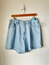 Load image into Gallery viewer, Abercrombie &amp; Fitch Shorts Size 11/12
