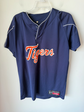 Load image into Gallery viewer, Under Armour Short Sleeve Top Size Large
