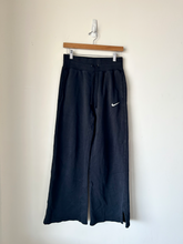 Load image into Gallery viewer, Nike Athletic Pants Size Small
