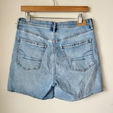 Load image into Gallery viewer, American Eagle Shorts Size 5/6
