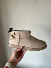 Load image into Gallery viewer, Juicy Couture Womens Athletic Shoes Womens 7
