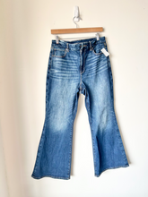 Load image into Gallery viewer, American Eagle Denim Size 11/12 (31)
