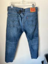 Load image into Gallery viewer, Levi Denim Size 36
