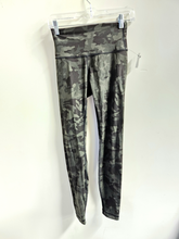 Load image into Gallery viewer, Lulu Lemon Athletic Pants Size Medium
