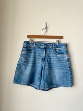Load image into Gallery viewer, American Eagle Shorts Size 5/6

