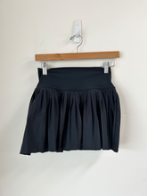 Load image into Gallery viewer, Alo Athletic Shorts Size Small
