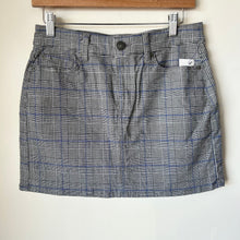 Load image into Gallery viewer, American Eagle Short Skirt Size 3/4
