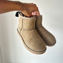 Load image into Gallery viewer, Uggs Boots Womens 7
