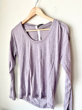 Load image into Gallery viewer, Lulu Lemon Athletic Top Size Small
