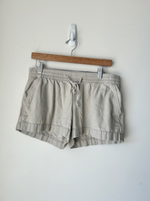 Load image into Gallery viewer, Old Navy Shorts Size Medium
