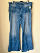 Load image into Gallery viewer, Guess Denim Size 13/14 (32)
