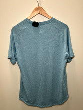 Load image into Gallery viewer, Lulu Lemon Athletic Top Size Medium
