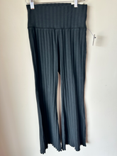 Load image into Gallery viewer, Offline Athletic Pants Size Medium
