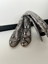 Load image into Gallery viewer, Boots Womens 9
