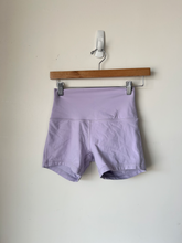 Load image into Gallery viewer, Lululemon Athletic Shorts Size 3/4
