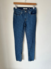 Load image into Gallery viewer, Women’s Levis Denim Size 3/4 (27)
