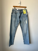Load image into Gallery viewer, Levi Denim Size 33
