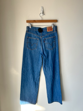 Load image into Gallery viewer, Levi Denim Size 1/2 (26)
