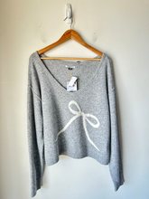 Load image into Gallery viewer, American Eagle Sweater Size Large
