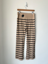 Load image into Gallery viewer, Fashion Nova Pants Size Large
