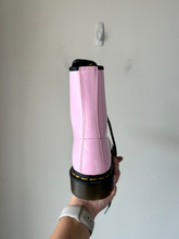Load image into Gallery viewer, Dr Martens Boots Womens 9
