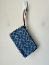 Load image into Gallery viewer, Coach Purse
