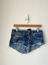 Load image into Gallery viewer, True Religion Shorts Size 28
