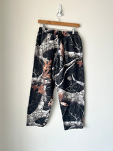 Load image into Gallery viewer, Darc Sports Pants Size Medium
